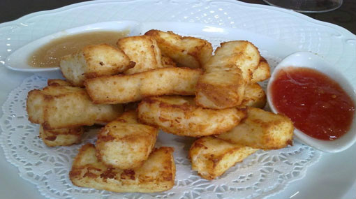 Queso frito con salsa de naranja