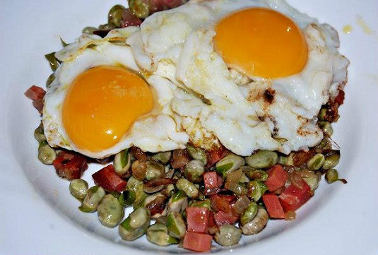 Habitas con jamón y huevos