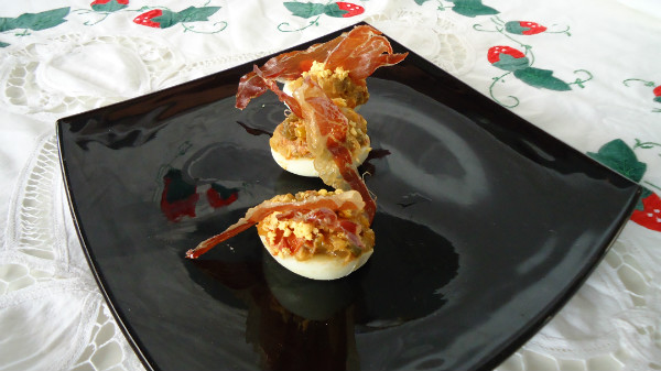 HUEVOS RELLENOS DE PISTO E IBÉRICOS CON CRUJIENTE DE JAMÓN