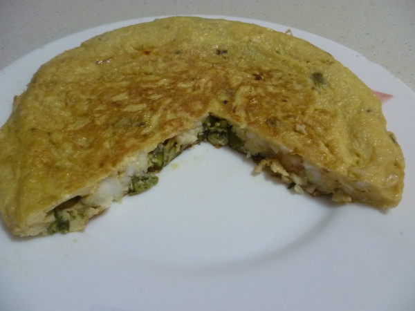 TORTILLA DE ESPÁRRAGOS, AJOS TIERNOS Y GAMBAS