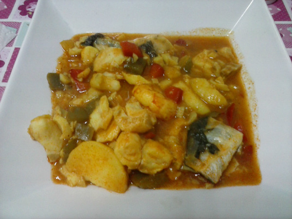 Bacalao en Salsa de Azafrán con gambas y patatas