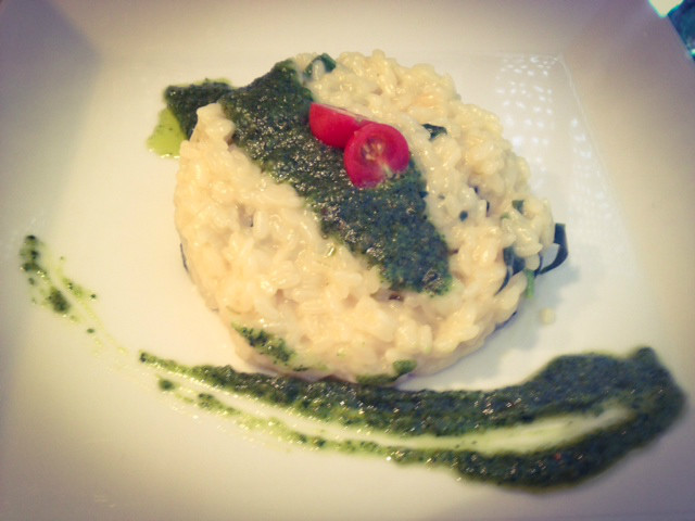 Arroz cremoso con espinacas y pesto de rucula