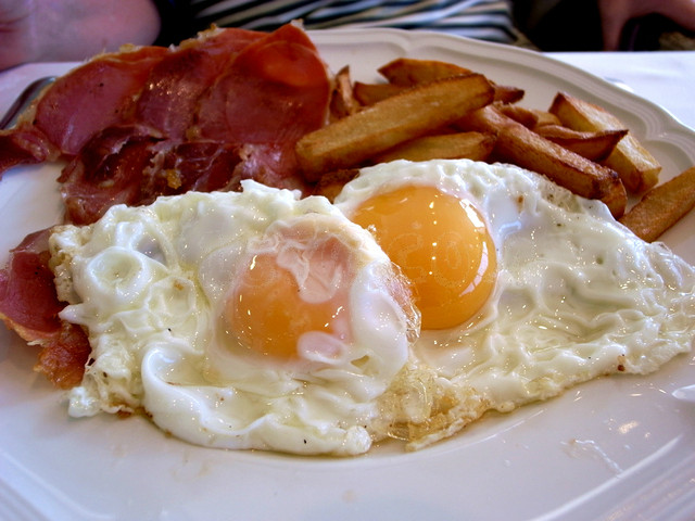 huevos con jamon frito y patatas