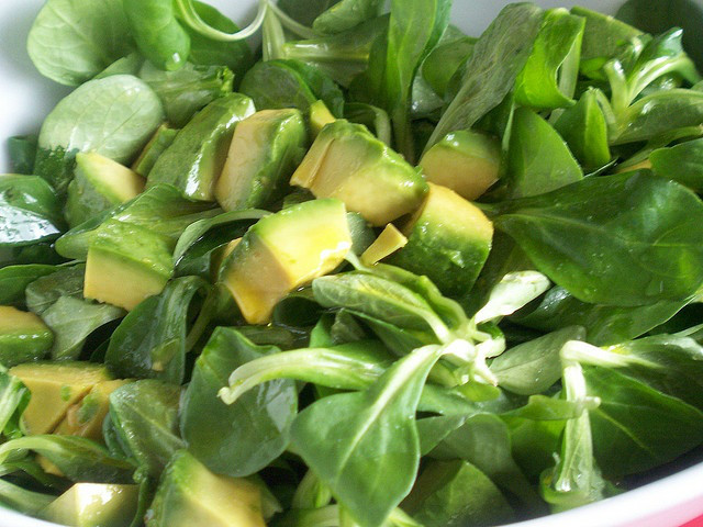 ensalada de canonigos y aguacates