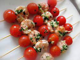 brochetas de tomate cherry y lamgostino