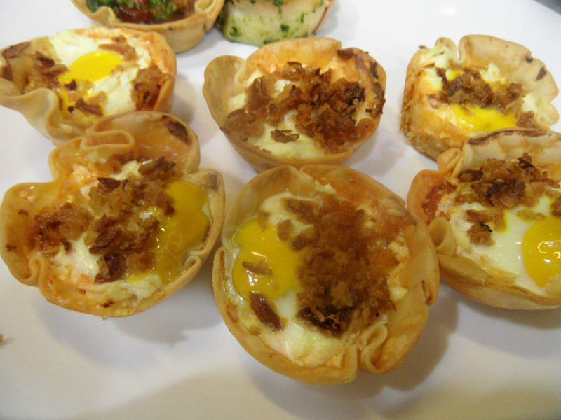 Tartaletas de jamón y huevos de codorniz