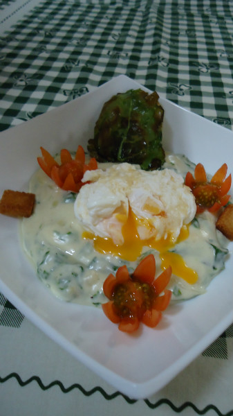 ESPINACAS A LA CREMA, CON HUEVO ESCALFADO Y CHIPS DE ESPINACAS