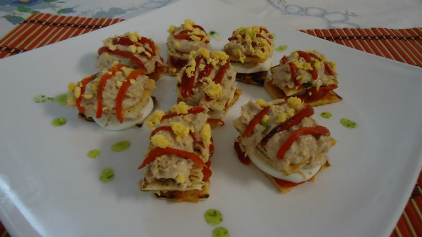 MILHOJAS DE BONITO Y PIMIENTOS DE PIQUILLO Y ACEITE DE PEREJIL.