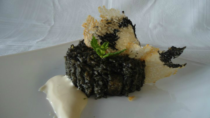 ARROZ NEGRO CON CRUJIENTE DE ARROZ Y ALI-OLI