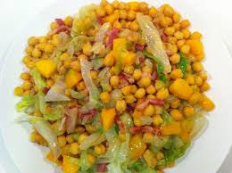 Ensalada Templada de Garbanzos, Melocotón y Bacon