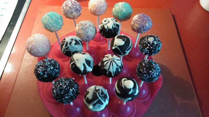 CAKEPOPS DE MELOCOTÓN CON CHOCOLATE BLANCO AL RON Y CHOCOLATE NEGRO