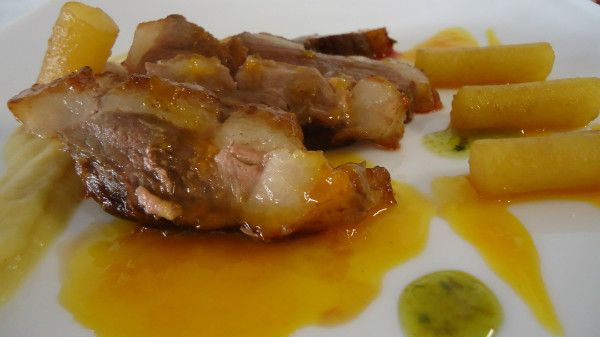 MAGRET DE PATO A LA NARANJA Y MANZANA CARAMELIZADA