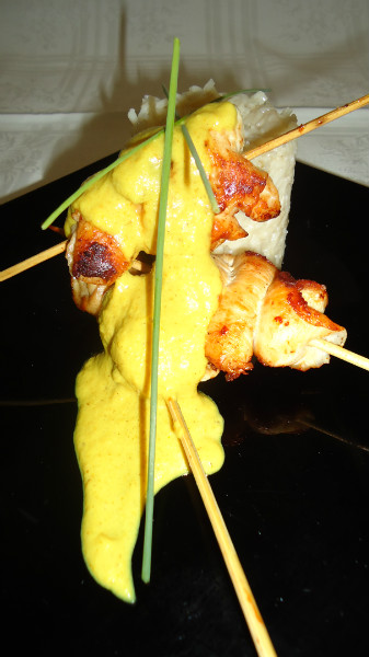 BROCHETAS DE POLLO AL CURRY CON ARROZ PILAFF