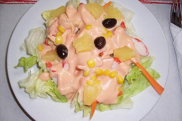 ensalada de piña con salsa rosa