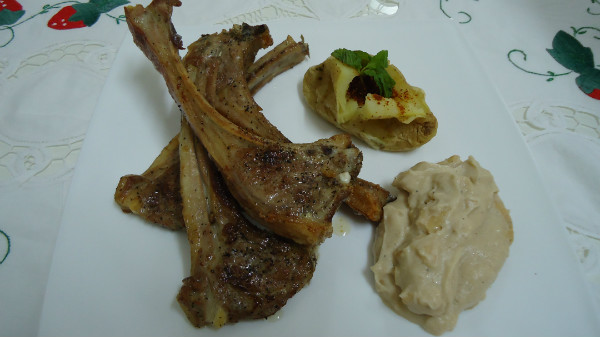 CHULETITAS DE CORDERO CON SALSA DE MENTA Y PATATAS CON COMINO