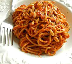 Espaguetis con salsa de anchoas y piñones