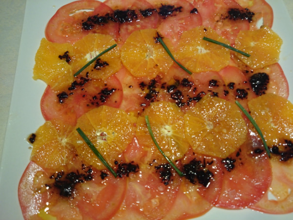 Carpaccio de tomate y naranja con vinagreta de ajo negro