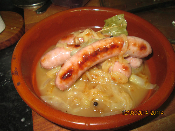 salchichas encebolladas.