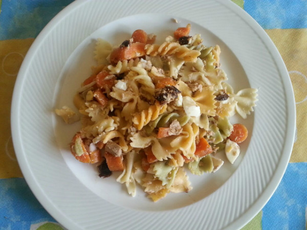 Ensalada de pasta de espirales y lazos