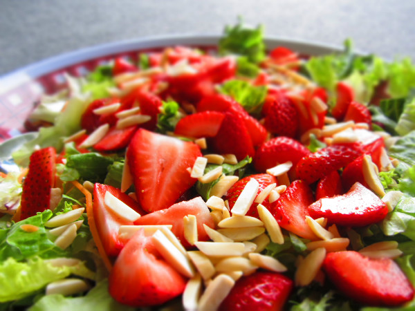 ENSALADA DE LECHUGA Y FRESAS