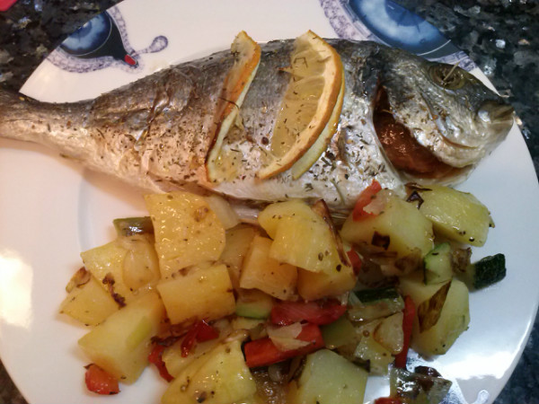 Dorada al horno con guarnición