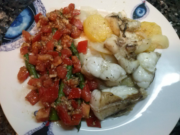 Rape al horno con espárragos en vinagreta de tomate y nueces