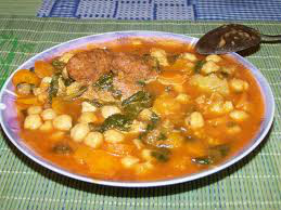 Garbanzos con bacalao y espinacas .