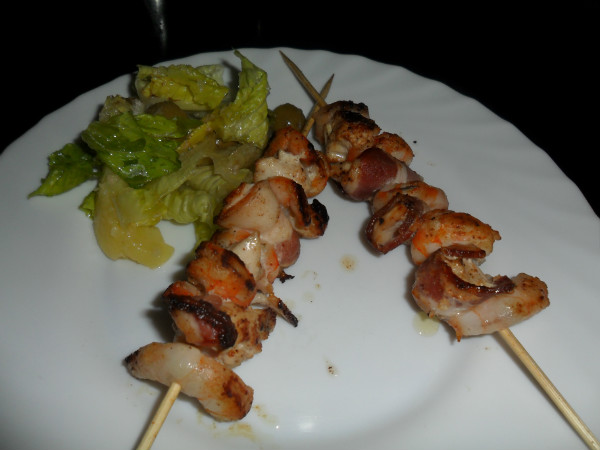 brochetas de pollo y langostinos