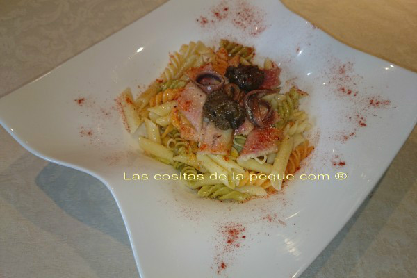 Pasta con anguila ahumada,anchoas y paté de olivas negras