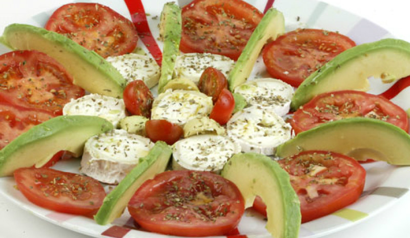 ensalada de tomate aguacate y queso