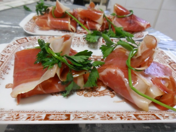 paquetitos de jamón con tomate