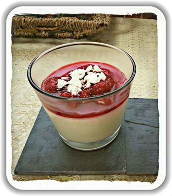 Pannacotta de Chocolate Blanco con Coulis de Frambuesas