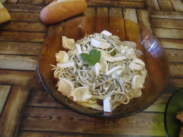 Ensalada de gulas y queso