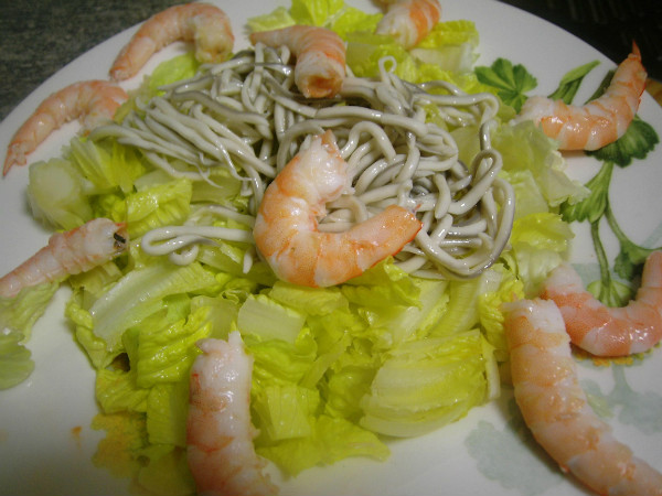 ensalada de gulas y langostinos