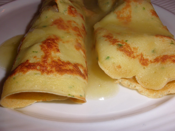 Crepes salados: rellenos de solomillo y con salsa de cebolla