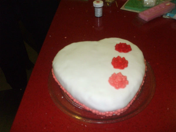 TARTA CORAZÓN DECORADA CON FONDAN