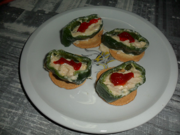 canapés de pimiento relleno de atún