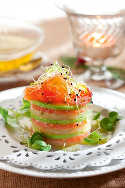 Timbal de patata con salmón y aguacatate