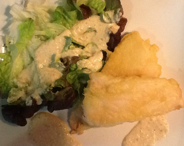 Filetes de merluza en tempura con salsa de anchoas