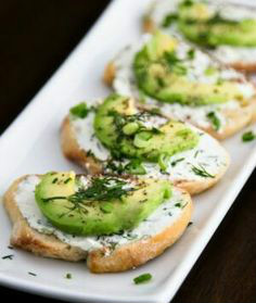 Canapés de Aguacate y Queso Crema