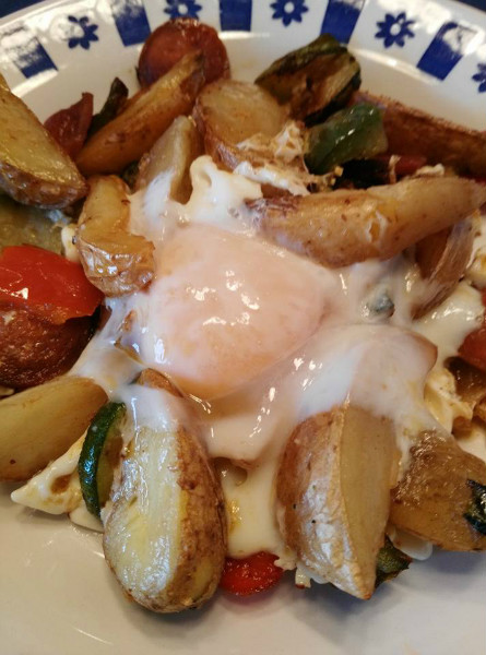 ENSALADA DE VERDURAS CON HUEVO Y CHORIZO