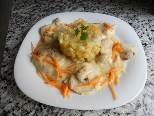 LETES DE POLLO A LA PIMENTA CON GUARNICIÓN DE PATATAS AL AJILLO