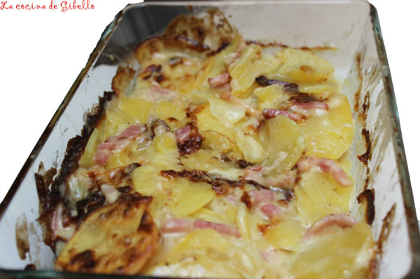Patatas al horno con queso Roncal y cebolla caramelizada