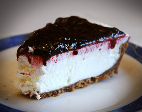 Tarta de queso con mermelada de cerezas