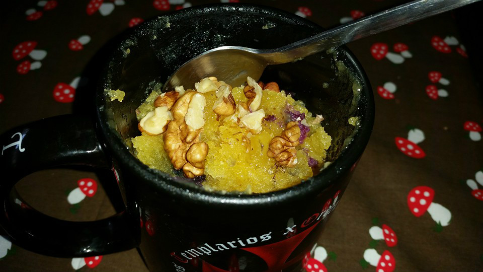 MUG CAKE DE CHOCOLATE BLANCO CON ARÁNDANOS Y NUECES