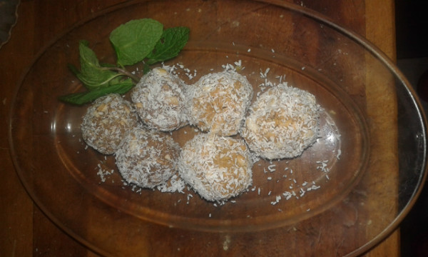 bocaditos de dulce de leche  y chocolate con menta.