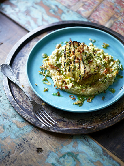 Coliflor al grill con pesto de invierno de Jamie Oliver