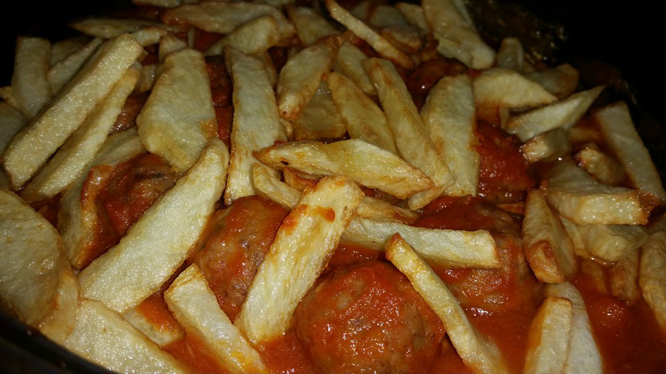 ALBÓNDIGAS VEGANAS CON SALSA DE TOMATE Y COCO Y PATATAS FRITAS