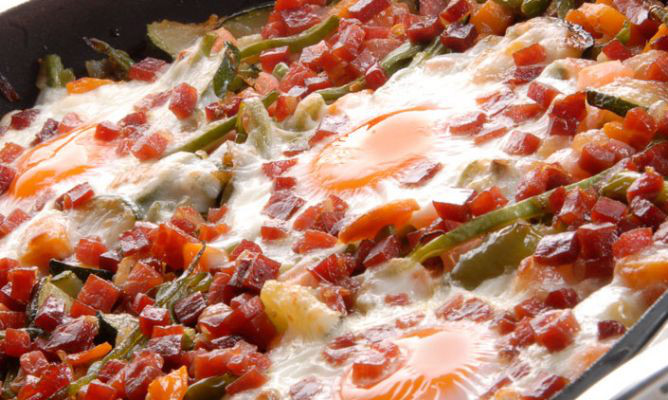 Huevos al horno con verduras