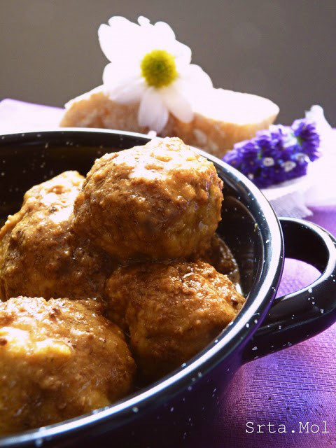 Albondigas en salsa de almendras